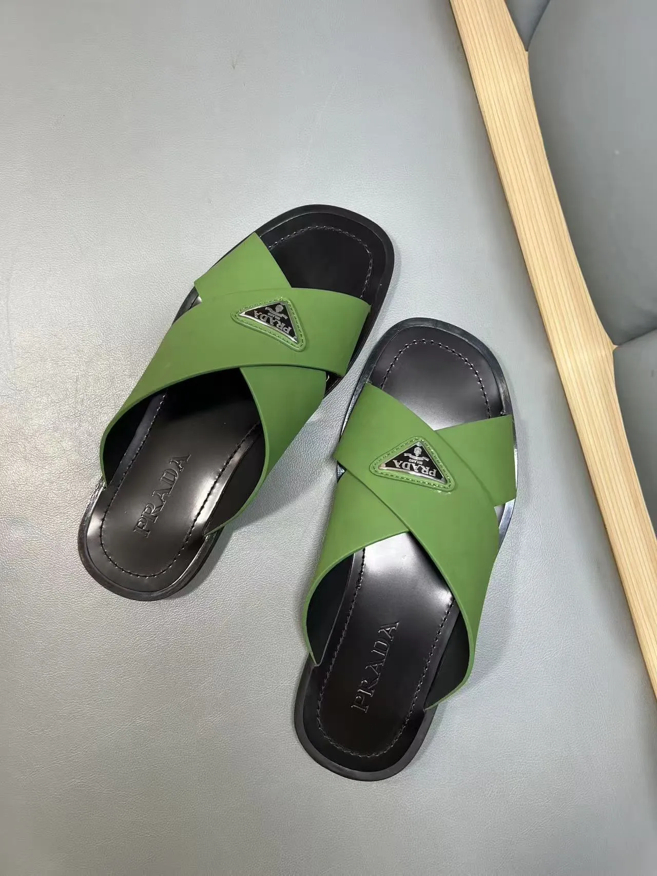 340💰PRADA Prada’s latest slippers are synchronized with the official website. This slipper is made of the brand’s unique and iconic Saffiano leather. The brand logo jumps out from the double straps, and the brand style is clearly visible. Cowhide gives men elegant charm and functional design, making it an ideal choice for vacation and leisure. Size:38-45